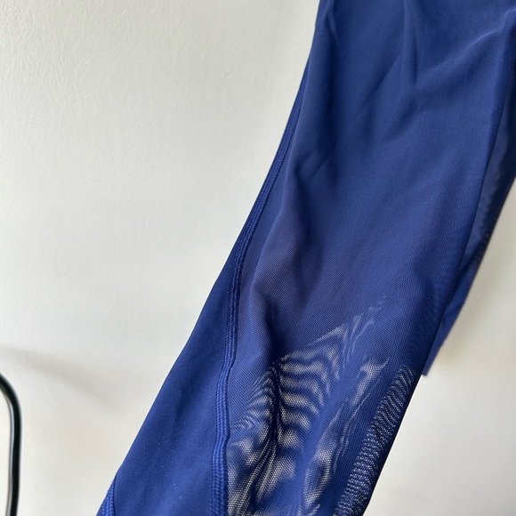 Lululemon blue , calf cutout mesh pants size 6 - Picture 5 of 5